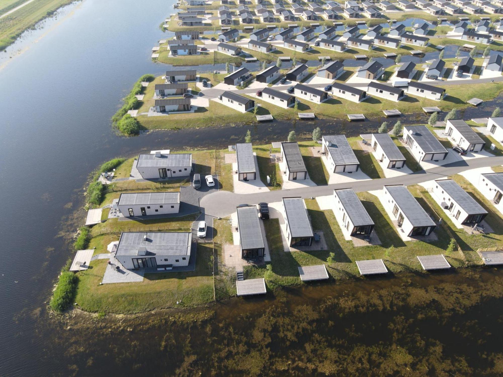 Tiny Vakantiehuis Aan Het Water Met Eigen Steiger En Airco Kampen Eksteriør bilde